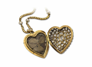 Amore e fortuna racchiusi in un cuore di diamanti: il pendente vittoriano è il gioiello di marzo di Hancocks London Particolare del ciondolo di epoca vittoriana a forma di cuore, che ospita un quadrifoglio portafortuna