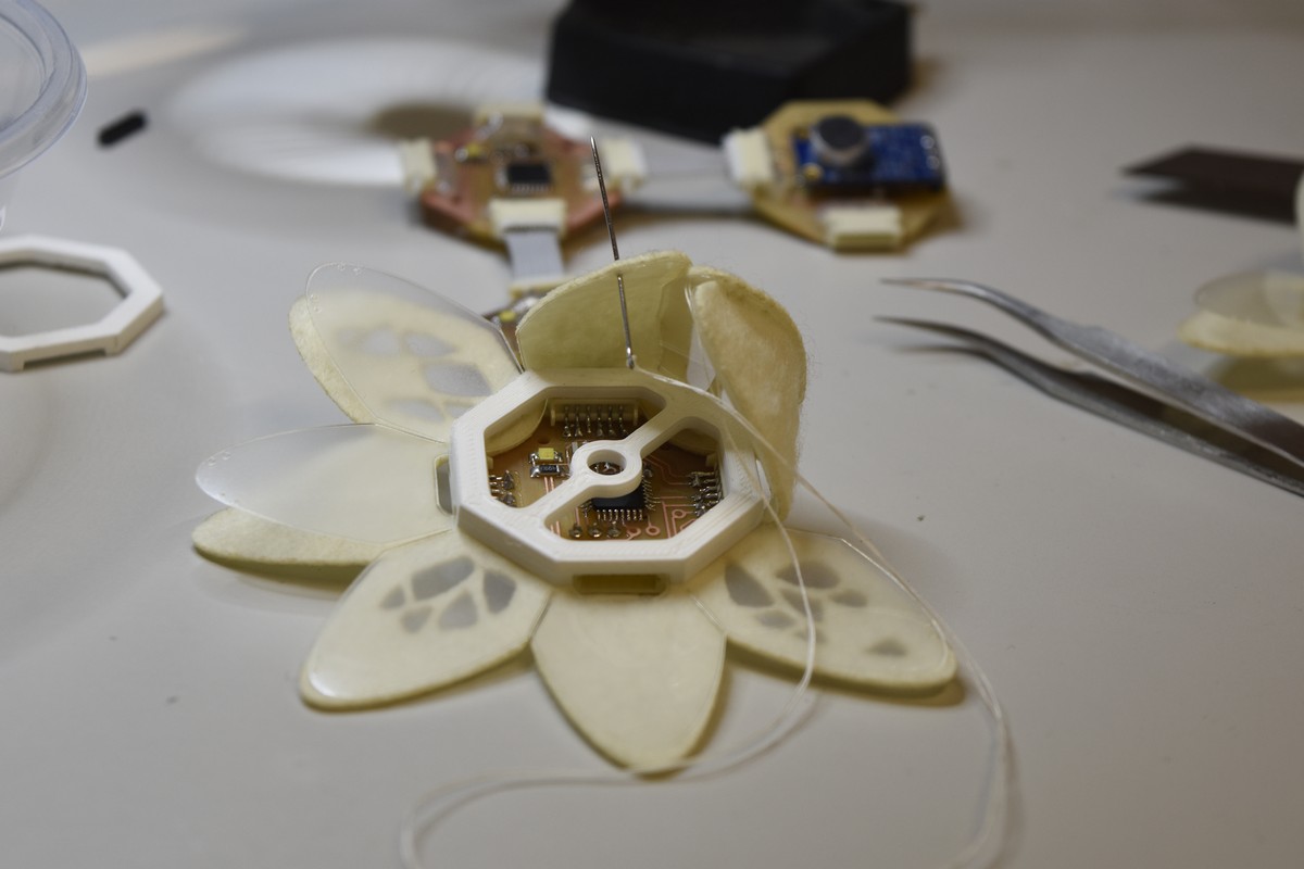 Patrizia Marti, coordinatrice del progetto, Quietude.Moduli in ecopelle tagliata a laser e feltro in forma di petali piegati e cuciti a mano per comporre una conchiglia