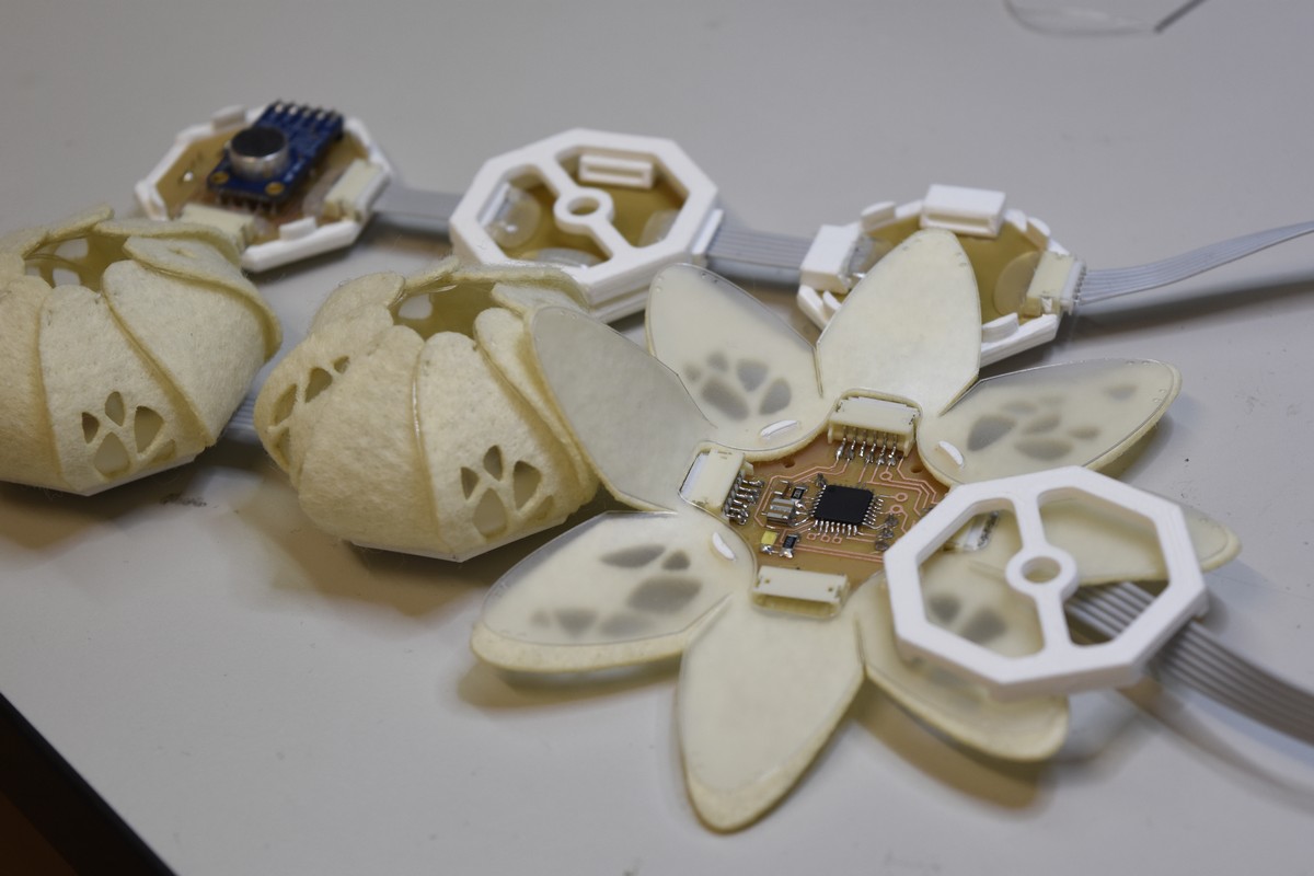 Patrizia Marti, coordinatrice del progetto, Quietude.Moduli in ecopelle tagliata a laser e feltro in forma di petali piegati e cuciti a mano per comporre una conchiglia.