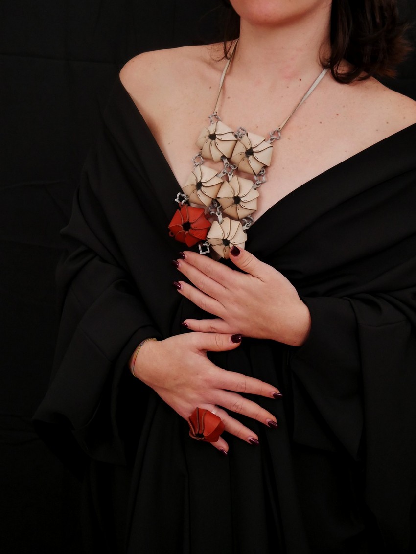 Patrizia Marti, coordinatrice del progetto, Quietude.Collana e anello. Configurazione modulare puramente estetica