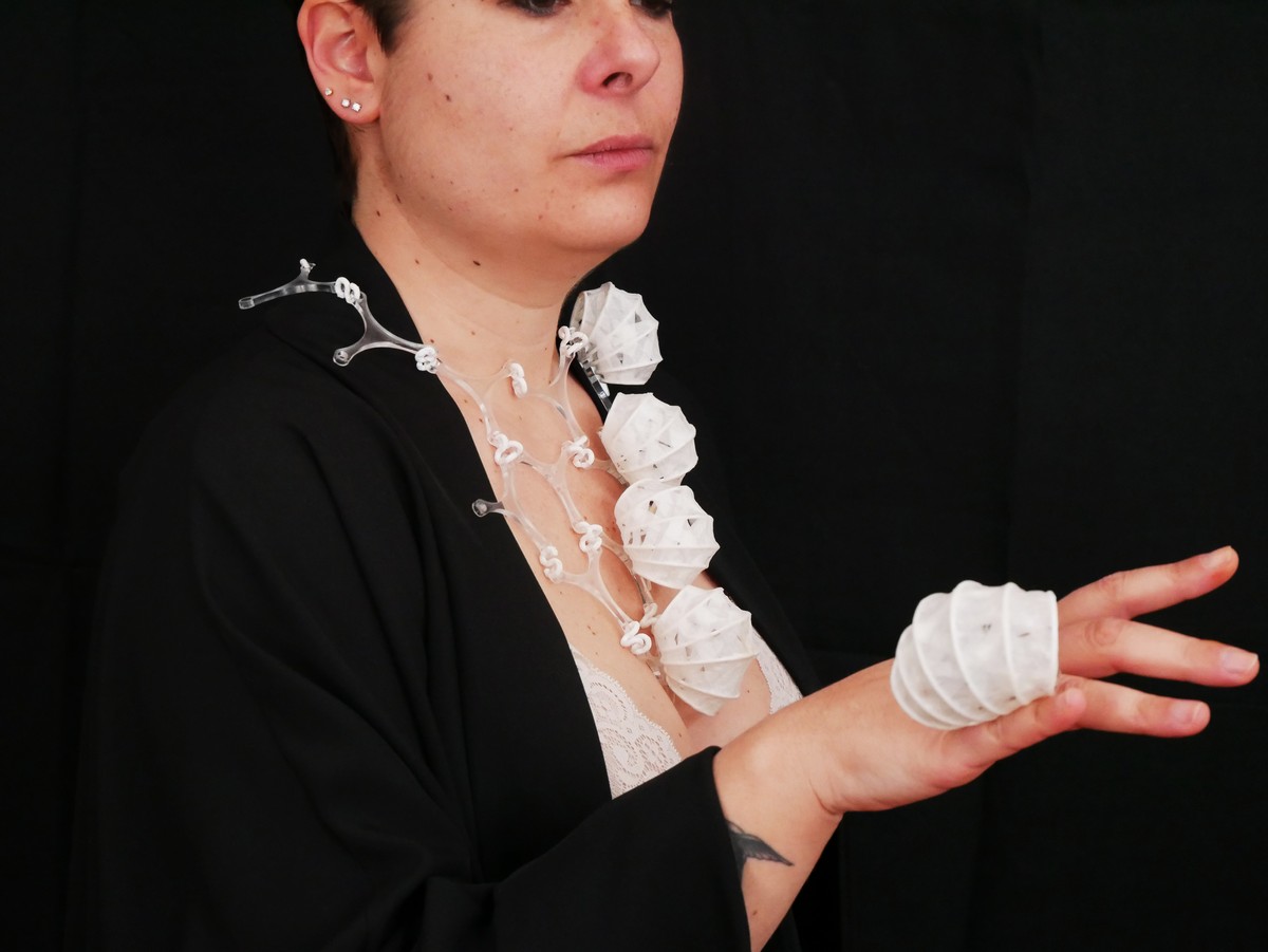 Patrizia Marti, coordinatrice del progetto, Quietude. Collana e anello. Configurazione modulare puramente estetica.