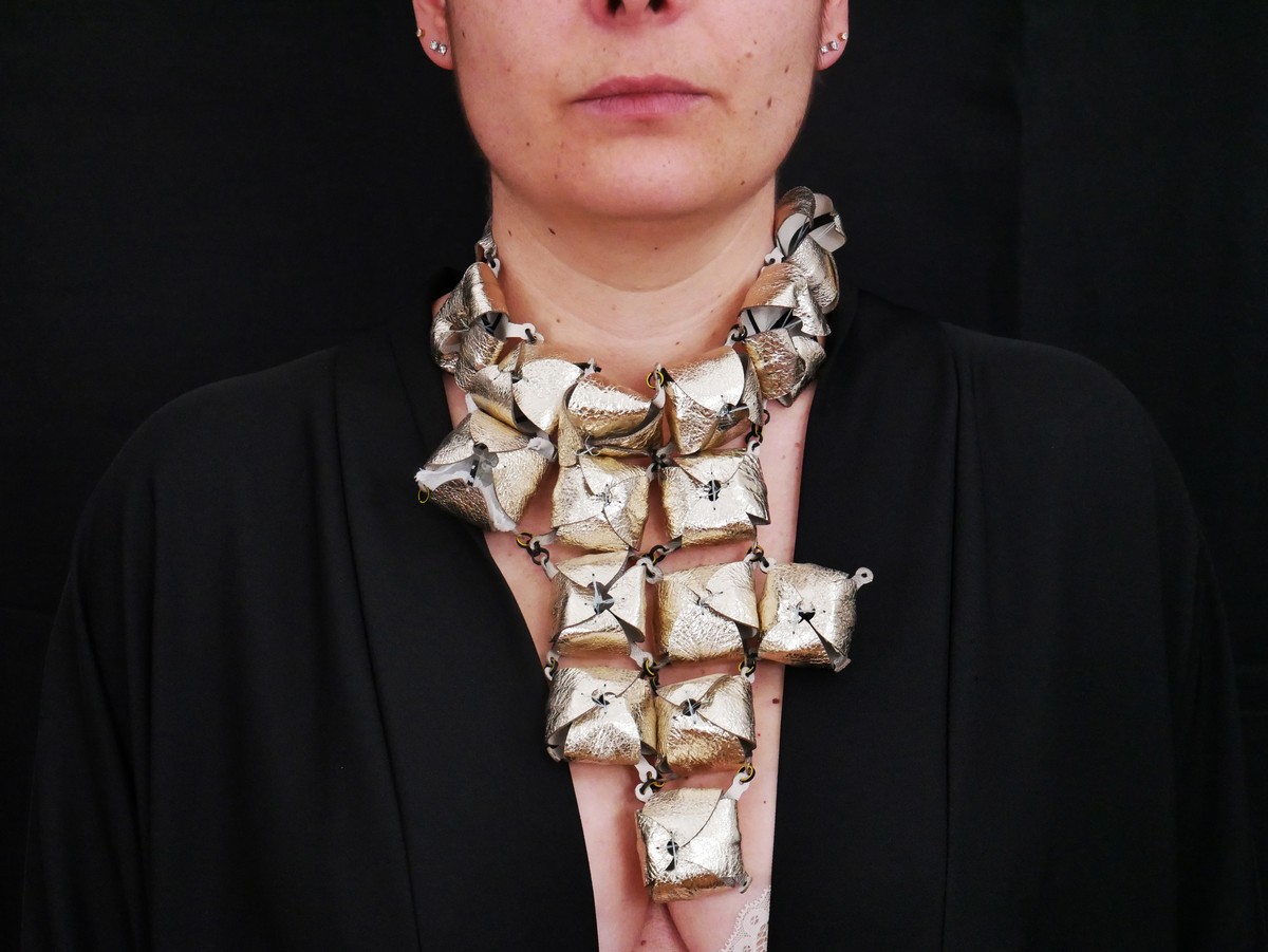 Patrizia Marti, coordinatrice del progetto, Quietude. Collana che cambia forma in risposta a suoni esterni