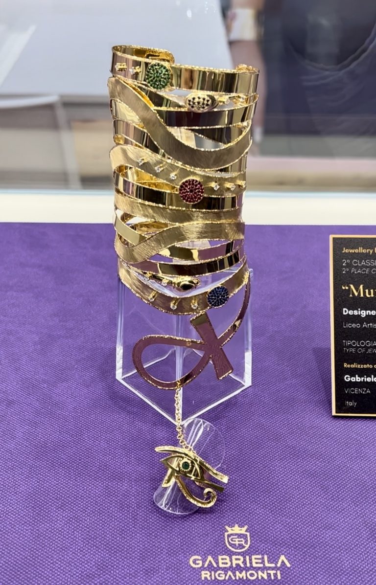 “Mummified Gold Bracelet” di Vittoria Tassone, realizzato da Gabriela Rigamonti