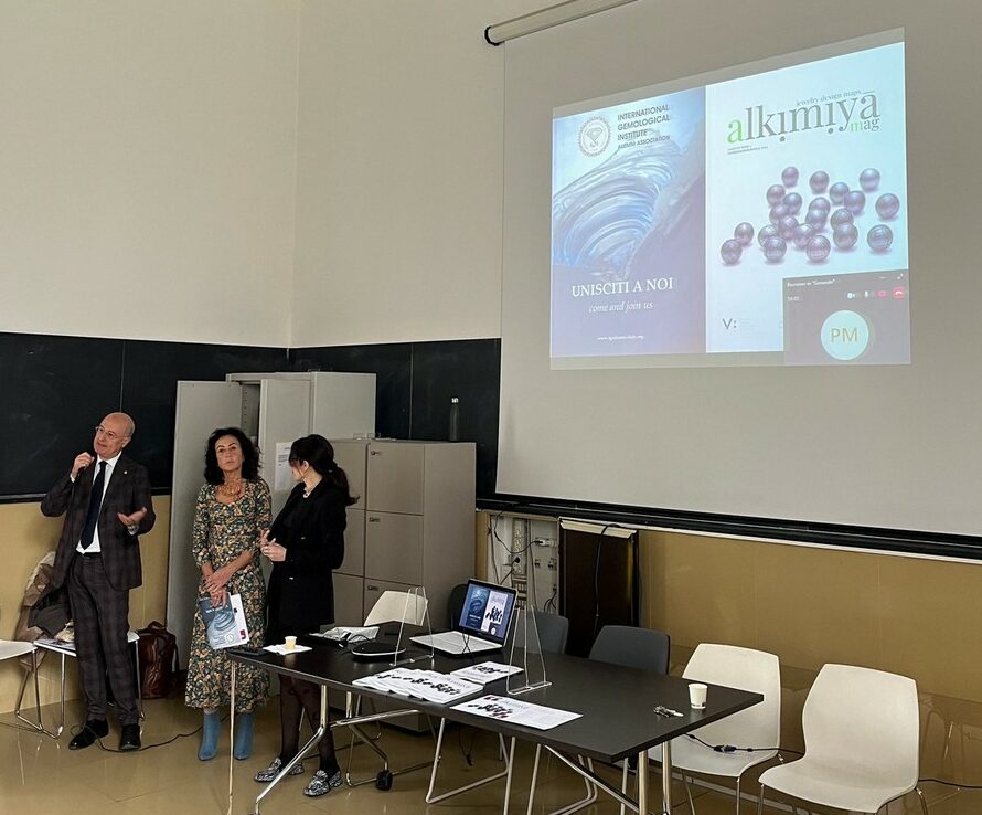 Gennaro Mincione durante il suo intervento, con Maria Dolores Morelli e Carmela Barbato.