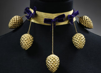 Elsa Schiaparelli: la divina provocatrice. Gioielli di grande libertà immaginativa: stravaganti, surreali e avanguardisti Elsa Schiaparelli, Girocollo, Collezione Pagan, 1938. Girocollo in nastro dorato e velluto