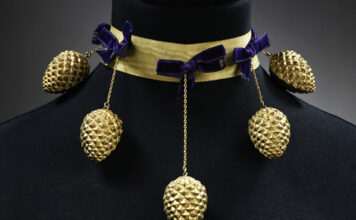 Elsa Schiaparelli: la divina provocatrice. Gioielli di grande libertà immaginativa: stravaganti, surreali e avanguardisti Elsa Schiaparelli, Girocollo, Collezione Pagan, 1938. Girocollo in nastro dorato e velluto