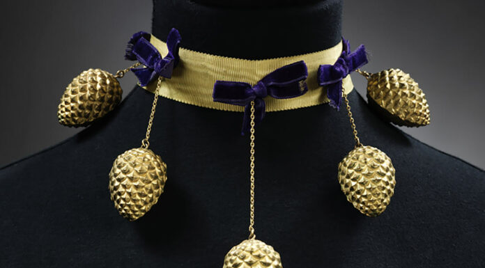 Elsa Schiaparelli: la divina provocatrice. Gioielli di grande libertà immaginativa: stravaganti, surreali e avanguardisti Elsa Schiaparelli, Girocollo, Collezione Pagan, 1938. Girocollo in nastro dorato e velluto