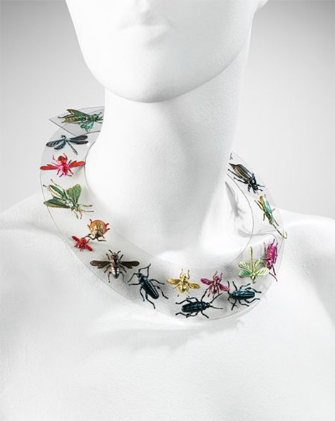 Elsa Schiaparelli, Collana Collezione Pagan, 1938. Collana surrealista in Rhodoide trasparente con insetti di metallo iridescente