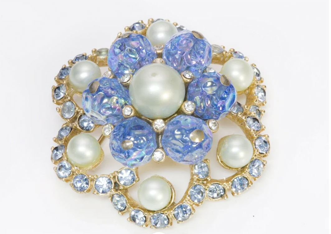 Elsa Schiaparelli, Spilla anni ‘50. Spilla a forma di fiore in vetro blu, cristalli e perle