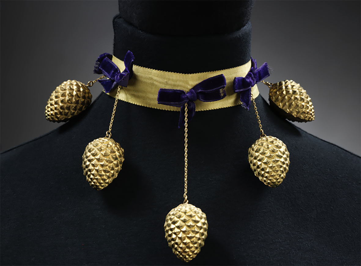 Elsa Schiaparelli, Girocollo, Collezione Pagan, 1938.Girocollo in nastro dorato e velluto