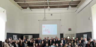 Alkimiya. Il numero 2 del Magazine celebra il gioiello come concept in progress tra Università del design, innovazione artigianale e nuovi poli produttivi Foto di gruppo di tutti i partecipanti all’evento: studenti, professori e professionisti del settore legati alla rivista alkimiya