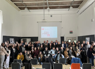 Alkimiya. Il numero 2 del Magazine celebra il gioiello come concept in progress tra Università del design, innovazione artigianale e nuovi poli produttivi Foto di gruppo di tutti i partecipanti all’evento: studenti, professori e professionisti del settore legati alla rivista alkimiya