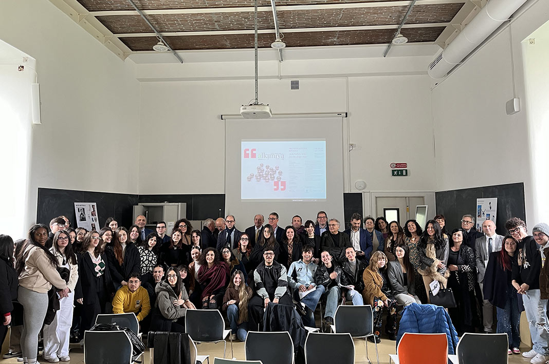 Foto di gruppo di tutti i partecipanti all’evento: studenti, professori e professionisti del settore legati alla rivista alkimiya