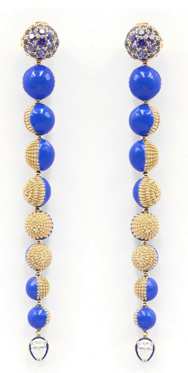 Orecchini “Lune” di Mathon, realizzato in oro giallo 18kt con zaffiri blu, diamanti e lacca blu