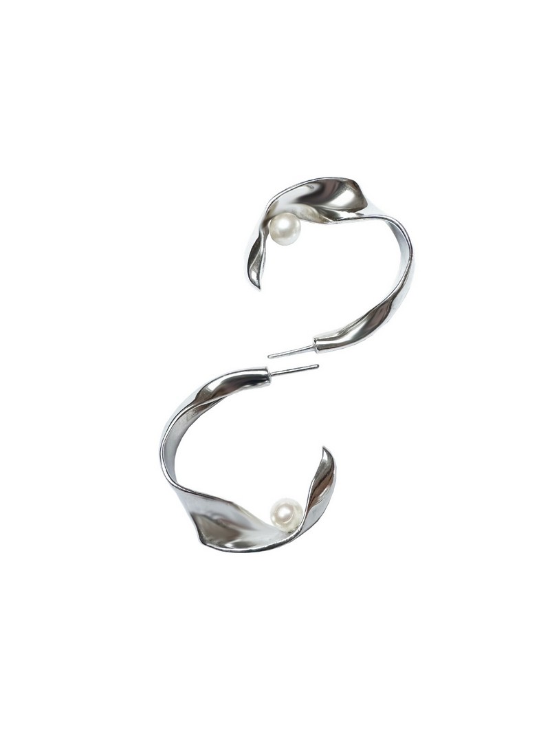 Orecchini “Flânes hoop” di Morgan Lou, realizzati in argento sterling e perle coltivate