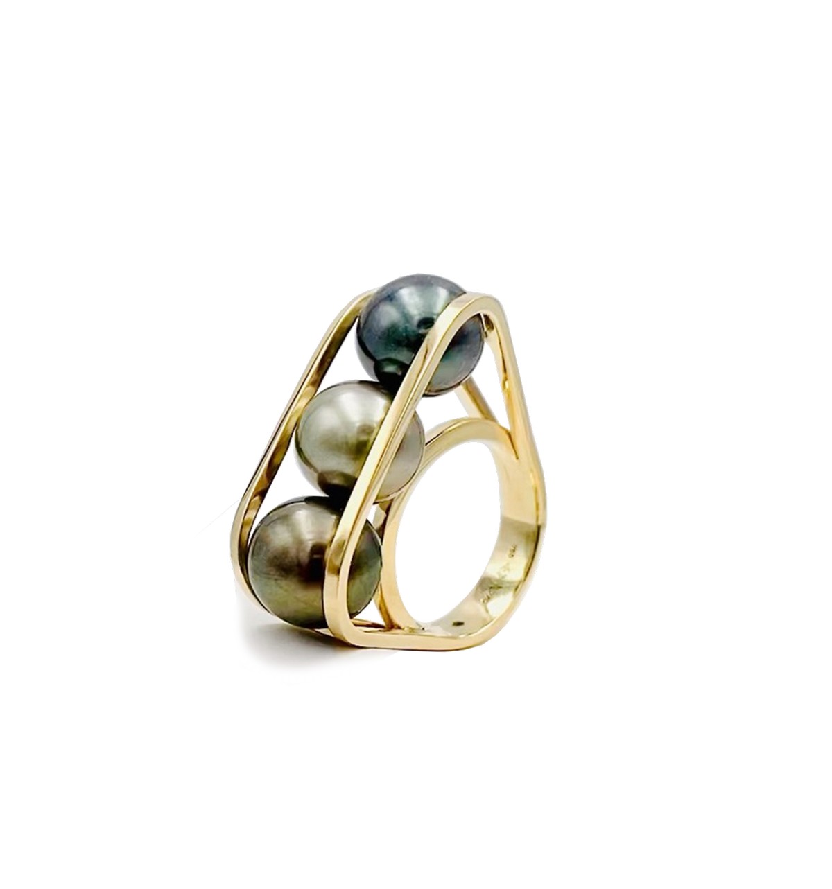 Anello “Victory” di La Duchesse Aux Pieds Nus, realizzato in oro giallo 18kt e perle di Tahiti