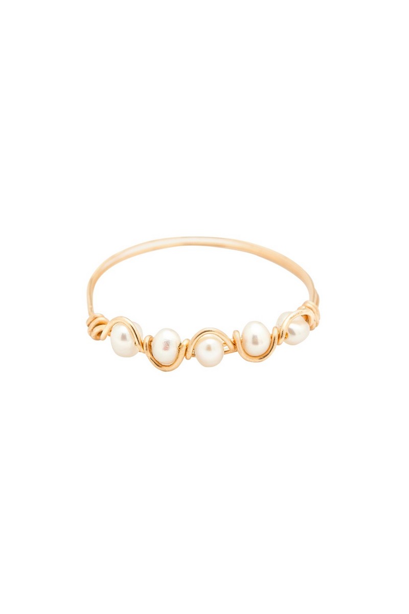 Anello “Vague” di Yay, realizzato con perle coltivate infilate in oro 14kt