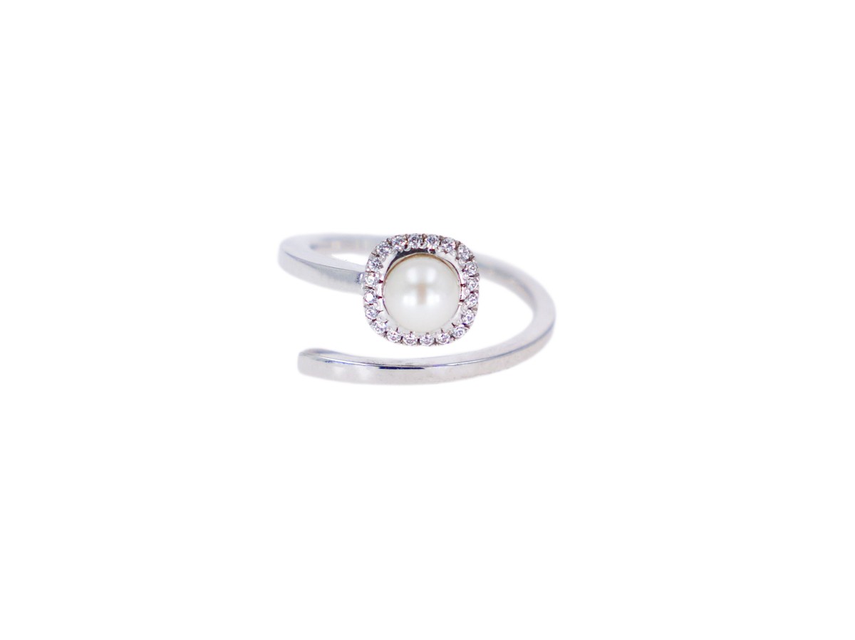 Anello “Tahi”di Nesslana realizzato in oro bianco 18kt, perla Akoya e diamanti