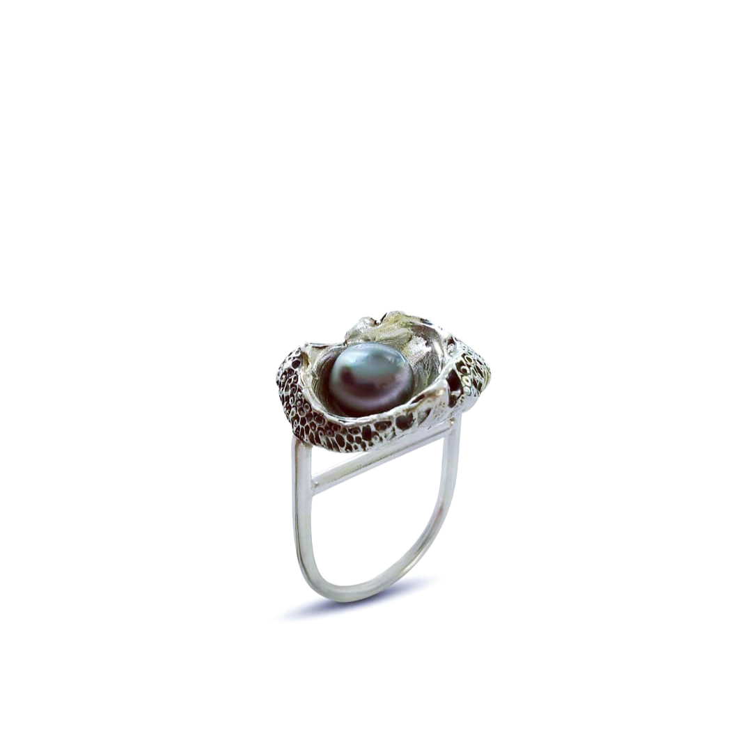 Anello “Balanomorpha” di Anaïs Béard, realizzato in argento sterling e perla di Tahiti
