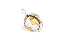 Dall’artigianato brasiliano al mondo. Il pendente personalizzabile di Latitude Jewelry dedicato ai viaggiatori Pendente della collezione “Around the World” in oro 18kt