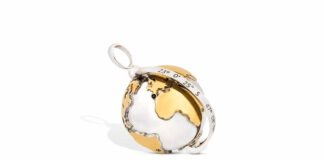 Dall’artigianato brasiliano al mondo. Il pendente personalizzabile di Latitude Jewelry dedicato ai viaggiatori Pendente della collezione “Around the World” in oro 18kt