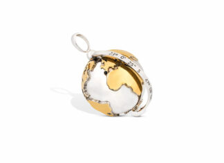 Dall’artigianato brasiliano al mondo. Il pendente personalizzabile di Latitude Jewelry dedicato ai viaggiatori Pendente della collezione “Around the World” in oro 18kt