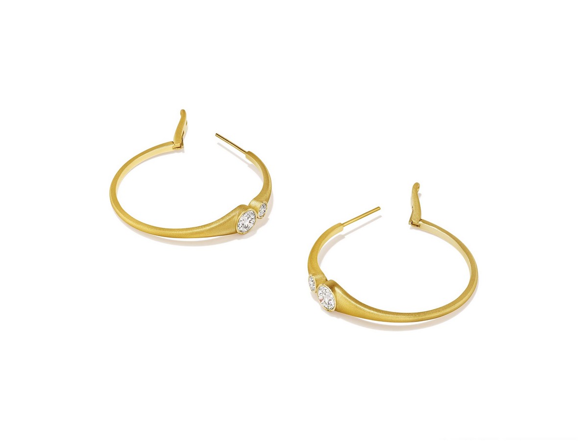 Gli orecchini “Galaxy Hoop” di Geoffrey Good