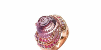 “Floral Hybrid”: un viaggio nella fantasia insieme ai gioielli francesi proposti da Francéclat Anello Nausicaa di Mathon, in oro rosa 18kt con diamanti, ametiste e zaffiri multicolor