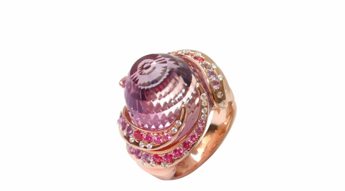 “Floral Hybrid”: un viaggio nella fantasia insieme ai gioielli francesi proposti da Francéclat Anello Nausicaa di Mathon, in oro rosa 18kt con diamanti, ametiste e zaffiri multicolor