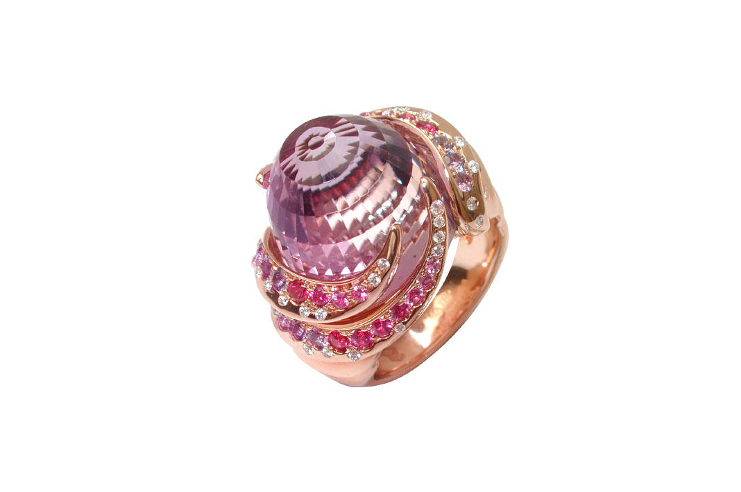 MATHON-•-Nausicaa-ring-HOME Anello Nausicaa di Mathon, in oro rosa 18kt con diamanti, ametiste e zaffiri multicolor