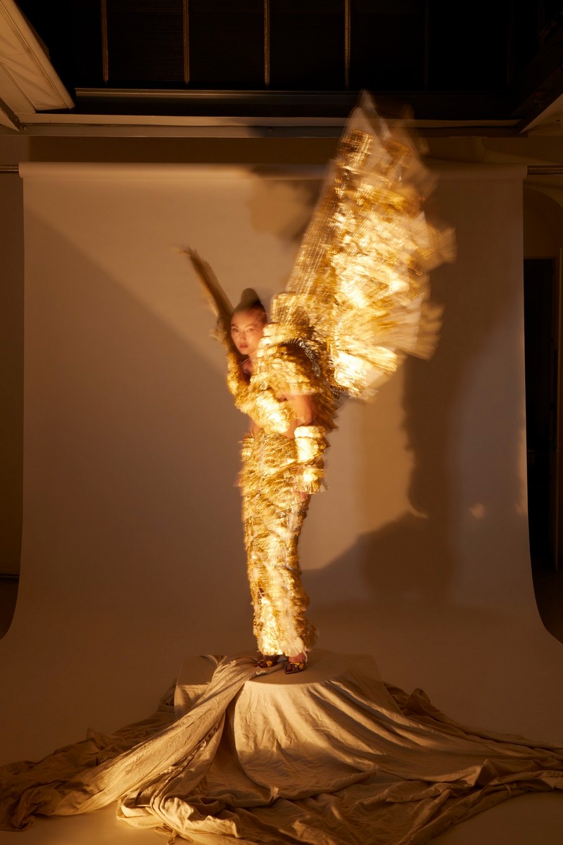 "Vittoria del Colibrì, abito in seta e foglie d’oro.  