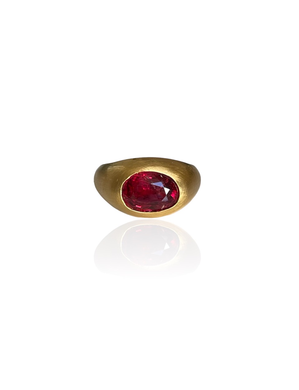 Anello “Duvenay” in oro 22kt con spinello rosso
