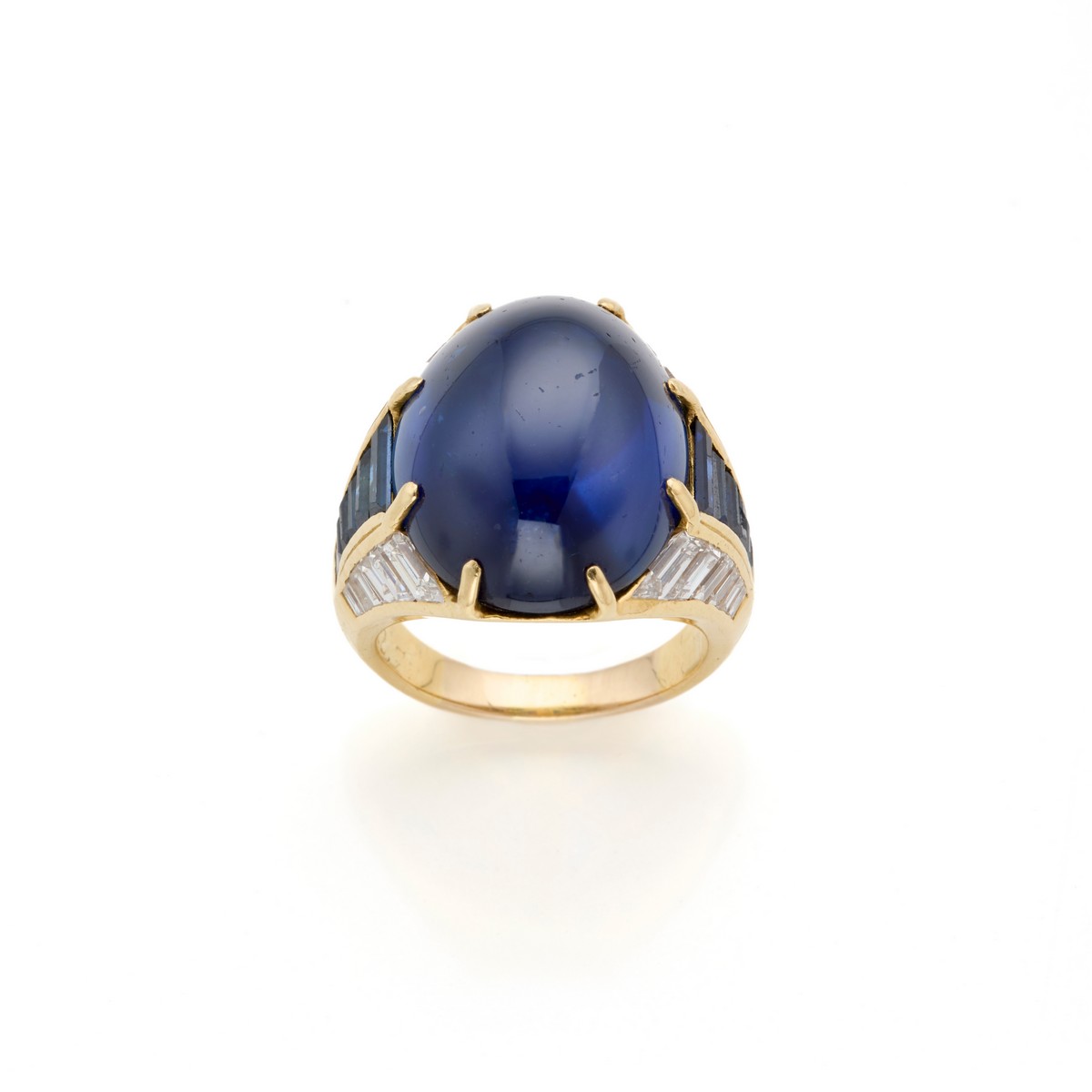 Anello in oro giallo con zaffiro ovale