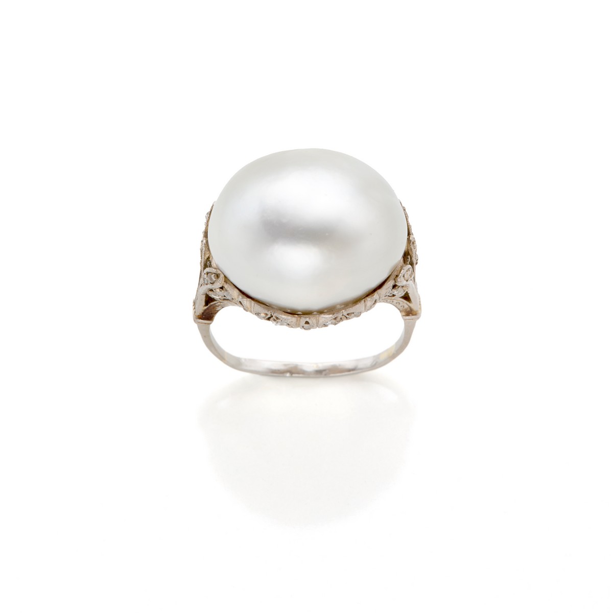 Anello in platino con perla naturale bianca