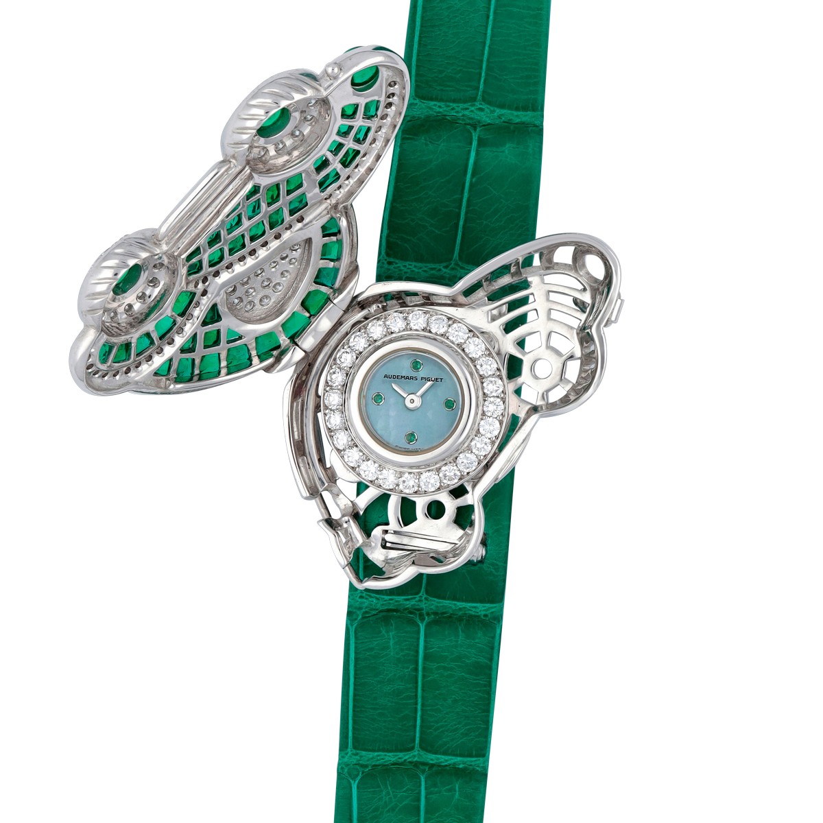 L’orologio da polso N°1, D73117, di Audemars Piguet. A forma di auto, è realizzato in oro bianco 18k con diamanti e smeraldi