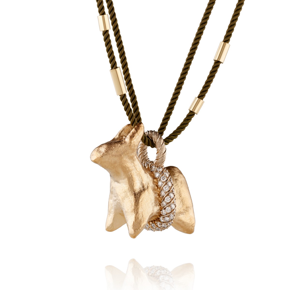 “God-Bull”, pendente di Geo Gems x Iryna Vasylenko realizzato in oro 22kt e 18kt, diamanti, cordone di seta