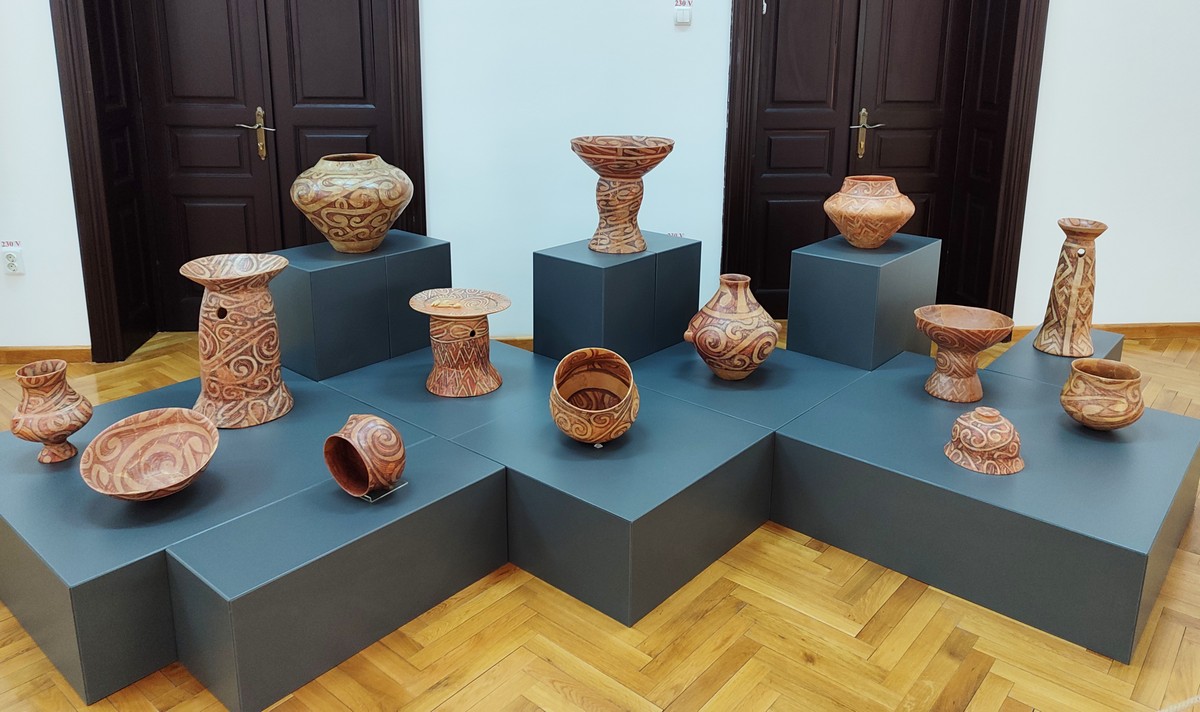 Vasellame realizzato dalla cultura di Cucuteni-Trypillia e conservato presso il Museo di Storia della Moldavia, ospitato presso il Palazzo della Cultura di Iași, in Romania