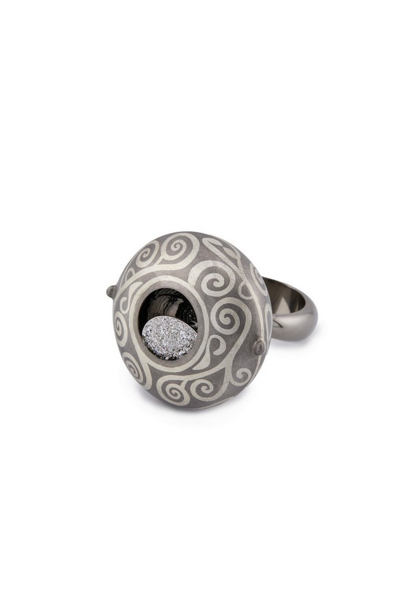 “Hidden treasure”, anello di Anton Boyko in oro 18kt, titanio e diamanti