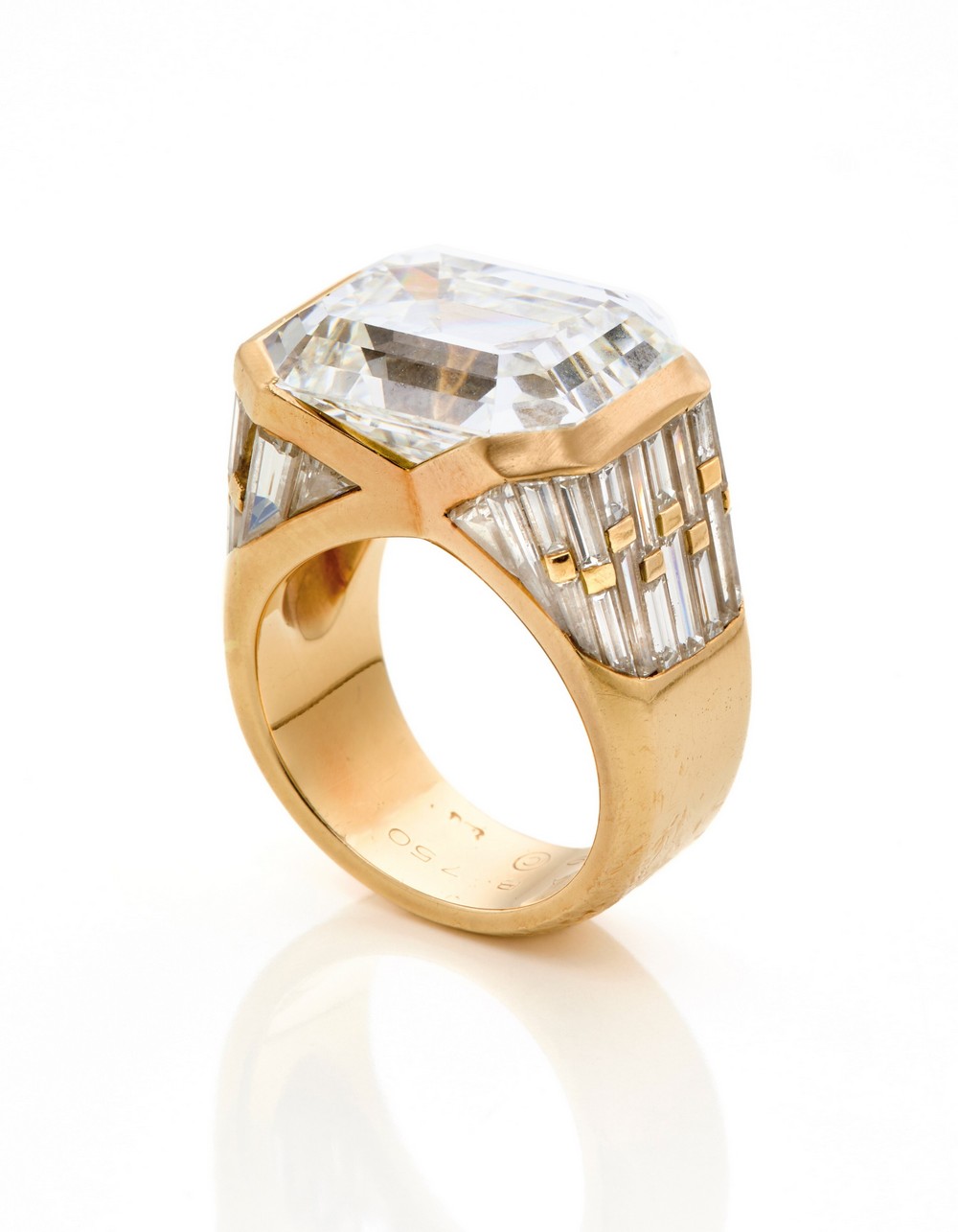 Anello MarinaB in oro giallo con diamante ottagonale da 14,67 carati, rifinito con diamanti a baguette e tapered (circa 17,60 carati complessivi)