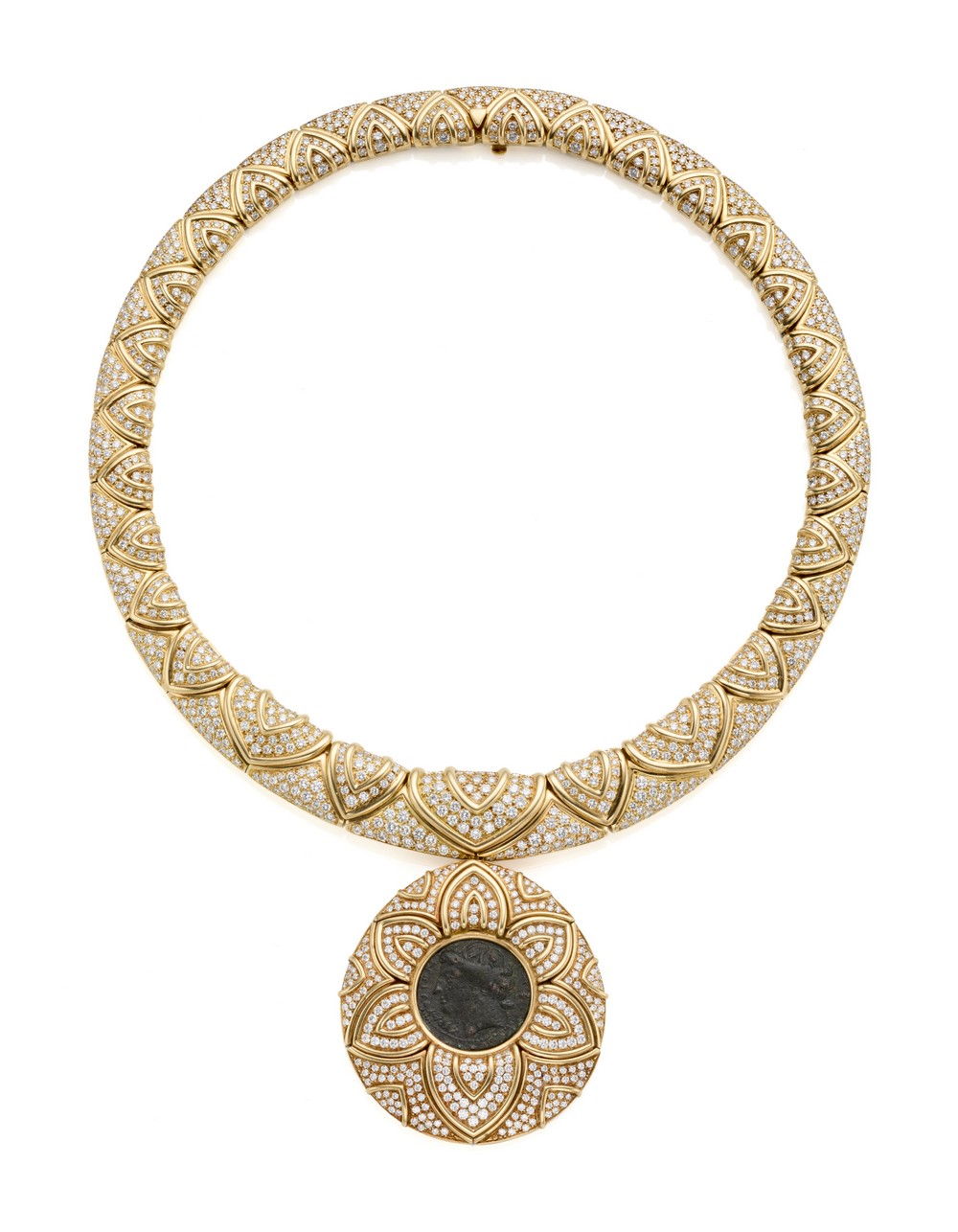 Collier rigido Bulgari in oro giallo e diamanti (circa 20 carati complessivi) con pendente removibile rifinito con moneta in bronzo di Siracusa