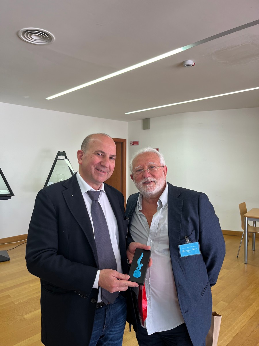 Il maestro Giuseppe Oliva dona una sua creazione a Giovan Giuseppe Lanfreschi