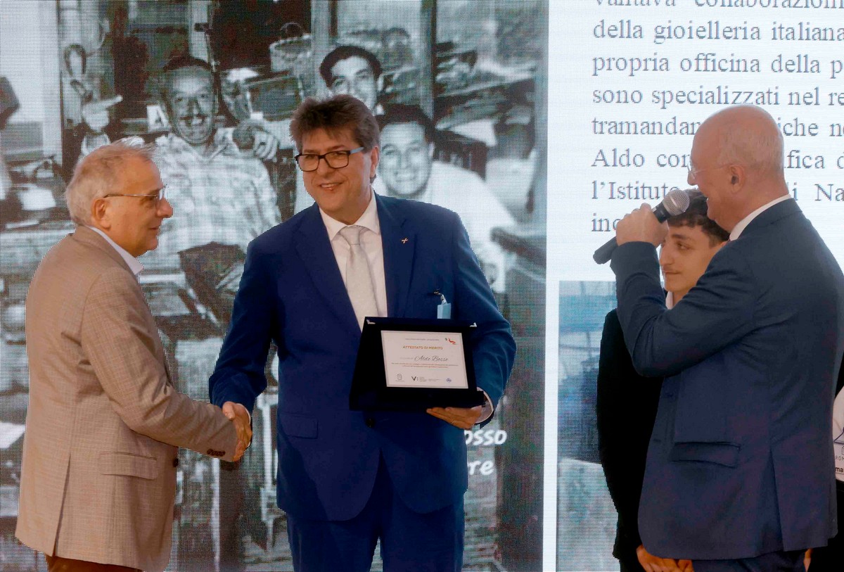 La consegna del premio dedicato al maestro Aldo Bosso, consegnato a suo figlio Sergio in sua memoria