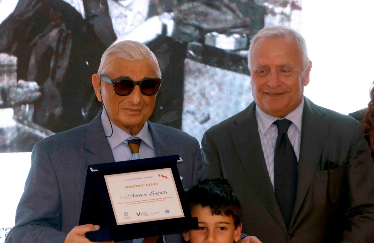 La consegna del premio dedicato al maestro Antonio Linguiti