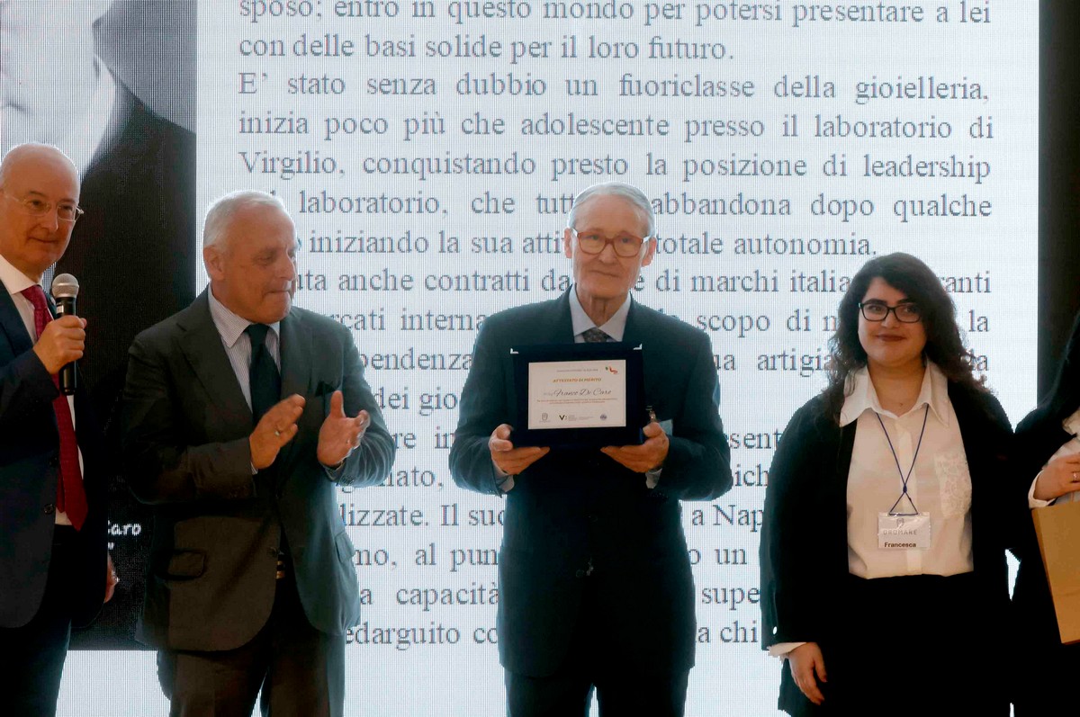 La consegna del premio dedicato al maestro Franco De Caro