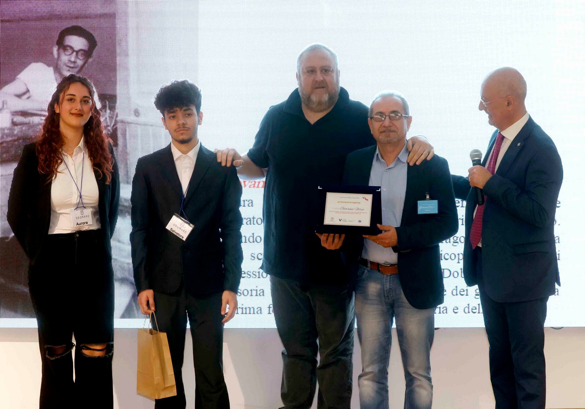 La consegna del premio dedicato al maestro Giovanni Florio, consegnato a suo figlio Raffaele in sua memoria