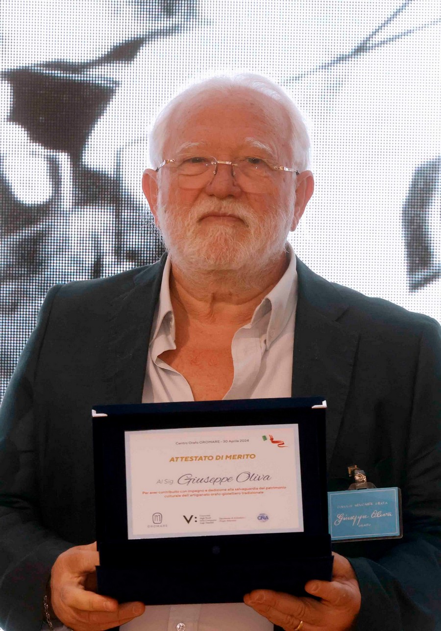 La consegna del premio dedicato al maestro Giuseppe Oliva