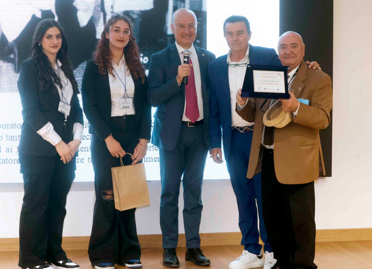 La consegna del premio dedicato al maestro Vittorio Buccino