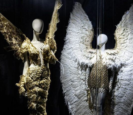 A Roma parte la mostra “Rara Avis”: tanti esempi unici di haute couture, tra cui “Vittoria del colibrì” di Tiziano Guardini “Vittoria del Colibrì”, abito haute couture. (Photo courtesy of Tiziano Guardini)