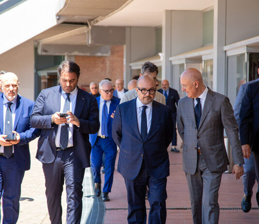 Il Ministro della Cultura Sangiuliano nei luoghi della manifattura orafa campana: in visita al centro Oromare La visita del Ministro della Cultura Gennaro Sangiuliano al Centro Orafo Oromare