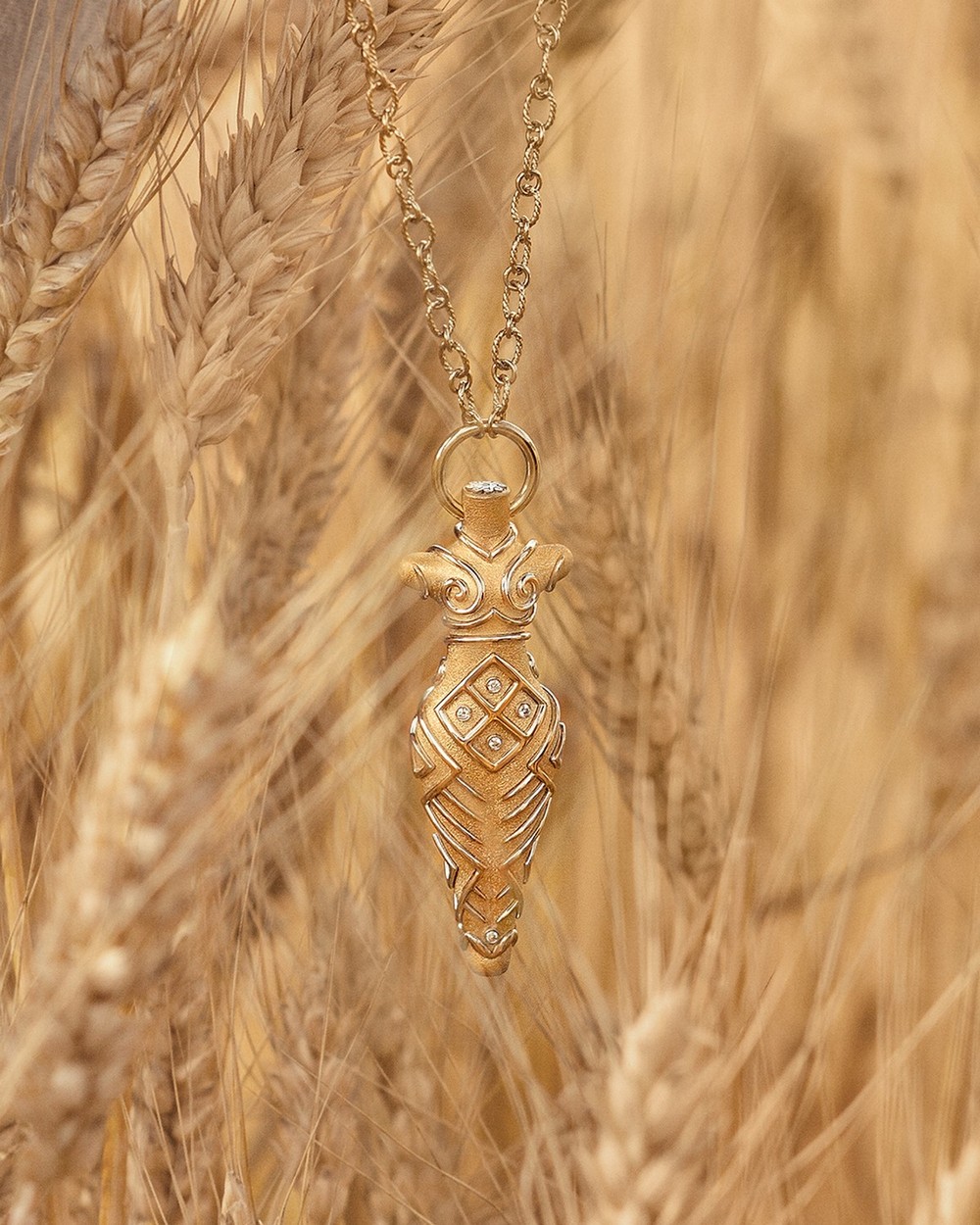 "The Mother Godess”, ciondolo di Oberig, realizzato in oro e diamanti